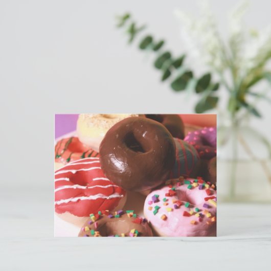 Farbenfrohe Donuts Postkarte (Stehend Vorderseite)