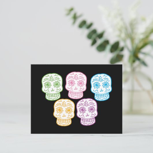 Farbenfrohe Doodle Skulls Postkarte (Stehend Vorderseite)
