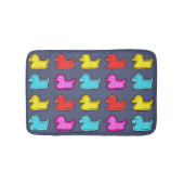 Farbenfrohe Dotty Duck Muster auf blauem Badematte (Vorderseite)