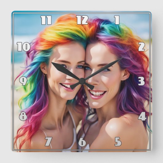 Farbenfrohe Duo mit lebhaftem Haar am Strand Quadratische Wanduhr (Vorderseite)