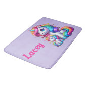 Farbenfrohe Einhörner, Mit Monogramm mit Namen | Badematte (Schrägansicht)