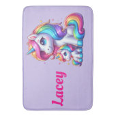 Farbenfrohe Einhörner, Mit Monogramm mit Namen | Badematte (Vorderseite Vertikal)