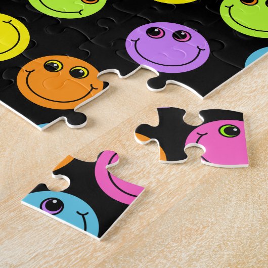 Farbenfrohe Emoji-Gesichter auf schwarz Puzzle (Seite)