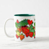 Farbenfrohe Erdbeeren personalisierbar Zweifarbige Tasse (Links)