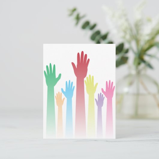Farbenfrohe erhöhte Hände Postkarte (Stehend Vorderseite)