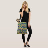 Farbenfrohe Ethnic Ikat Muster auf blau Tasche (Am Model)