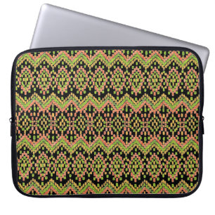 Farbenfrohe Ethnic Ikat Muster auf schwarz Laptopschutzhülle