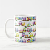 Farbenfrohe Eule auf einem Zweig Kaffeetasse (Links)