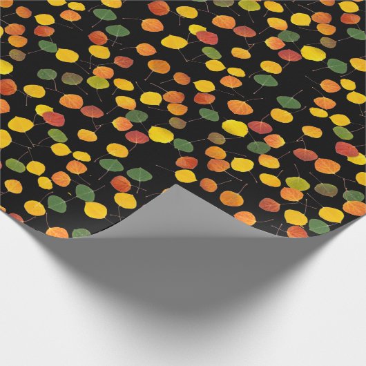 Farbenfrohe Fall Aspen Blätter über schwarzen Jede Geschenkpapier (Ecke)