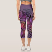 Farbenfrohe Fantasie Abstrakte Trippy Lila Fraktal Capri Leggings (Rückseite)