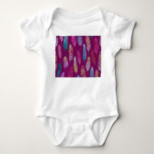 Farbenfrohe Federn: lila Hintergrundmuster. Baby Strampler