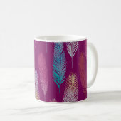 Farbenfrohe Federn: lila Hintergrundmuster. Kaffeetasse (VorderseiteRechts)