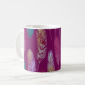 Farbenfrohe Federn: lila Hintergrundmuster. Kaffeetasse (Vorderseite Links)