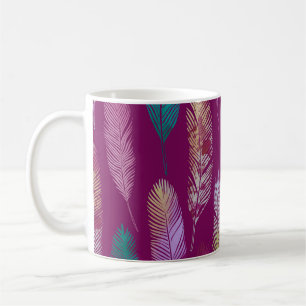 Farbenfrohe Federn: lila Hintergrundmuster. Kaffeetasse