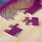 Farbenfrohe Federn: lila Hintergrundmuster. Puzzle (Seite)