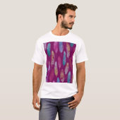 Farbenfrohe Federn: lila Hintergrundmuster. T-Shirt (Vorne ganz)