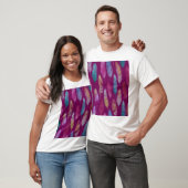 Farbenfrohe Federn: lila Hintergrundmuster. T-Shirt (Unisex)