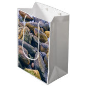 Farbenfrohe Felsen Mittlere Geschenktüte (Vorderseite Schrägansicht)