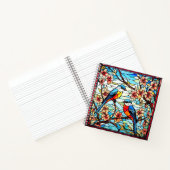 Farbenfrohe, festgeklemmte Glasvögel auf blühenden Notizblock (Innenseite)