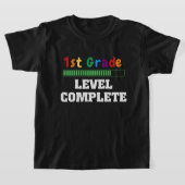Farbenfrohe "First Grade, Level Complete"-Kinderbe T-Shirt (Ablage )