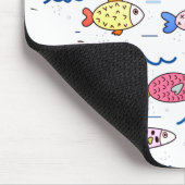 Farbenfrohe Fischschule Mousepad (Ecke)