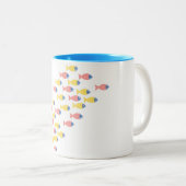 Farbenfrohe Fischwanderung Zweifarbige Tasse (VorderseiteRechts)