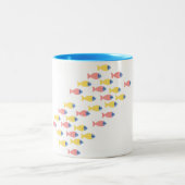 Farbenfrohe Fischwanderung Zweifarbige Tasse (Mittel)