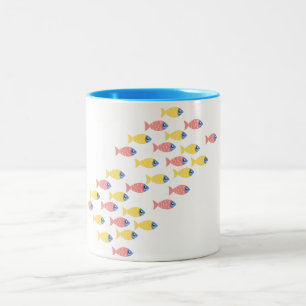 Farbenfrohe Fischwanderung Zweifarbige Tasse