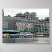 Farbenfrohe Flaggen und Kanus Poster (Vorne)