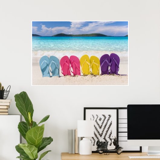 Farbenfrohe Flip Flops im Sand Poster (Heimbüro)