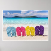 Farbenfrohe Flip Flops im Sand Poster (Vorne)