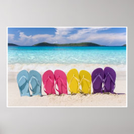 Farbenfrohe Flip Flops im Sand Poster