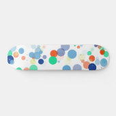 Farbenfrohe Floating Moderne Polka Dot Muster Skateboard (Horizontal)
