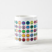 Farbenfrohe Friedenssymbole Kaffeetasse (Mittel)
