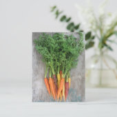 Farbenfrohe frische Babykarotten, gewitterter Holz Postkarte (Stehend Vorderseite)
