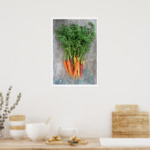 Farbenfrohe frische Karotten am Holztisch Poster (Küche)