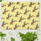 Farbenfrohe Froschtoiletten auf gelbem Küchentuch (Gefaltet)