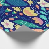 Farbenfrohe Frühlingsblumen auf blau Geschenkpapier (Ecke)