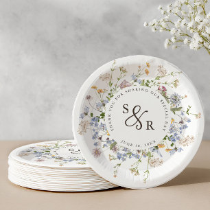 Farbenfrohe Frühlingswiesen-Hochzeit im Garten Pappteller