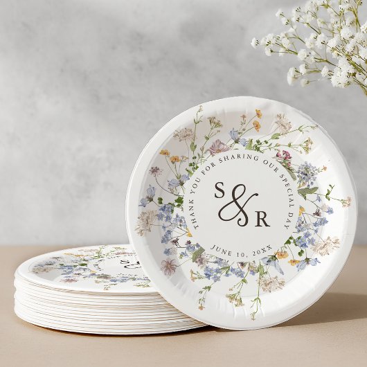 Farbenfrohe Frühlingswiesen-Hochzeit im Garten Pappteller