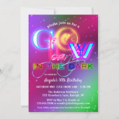 Farbenfrohe Funkelleuchte am dunklen Geburtstag Einladung (Vorderseite)