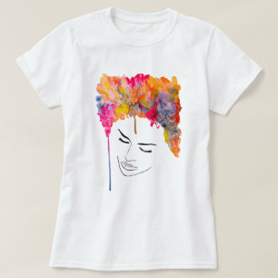 Farbenfrohe, funkige Dame coole Haare T-Shirt