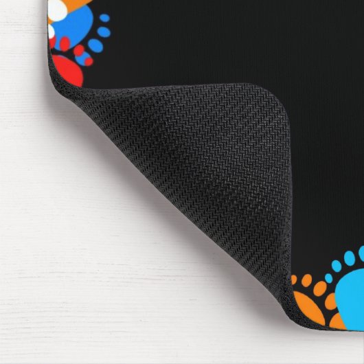 Farbenfrohe Fußabdrücke in schwarz Mousepad (Ecke)