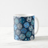 Farbenfrohe Fußball-Muster Kaffeetasse (VorderseiteRechts)