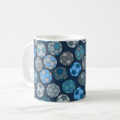 Farbenfrohe Fußball-Muster Kaffeetasse (Vorderseite Links)