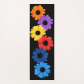 Farbenfrohe Gänge auf schwarzem Hintergrund Yogamatte (Vorderseite)