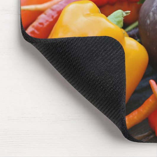 Farbenfrohe Gartenernte Mousepad (Ecke)