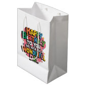 Farbenfrohe Geburtstagswünsche Mittlere Geschenktüte (Vorderseite Schrägansicht)
