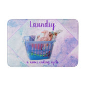 Farbenfrohe geflochtene Wäsche über Gefahren in bl Badematte (Vorderseite)