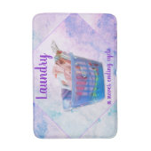 Farbenfrohe geflochtene Wäsche über Gefahren in bl Badematte (Vorderseite Vertikal)